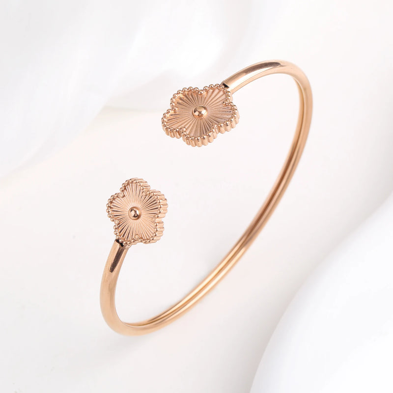Pulseira Aberta De Flor De Cinco Folhas De Aço Inoxidável Banhada A Ouro