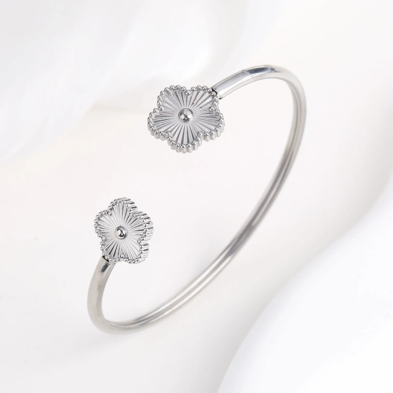 Pulseira Aberta De Flor De Cinco Folhas De Aço Inoxidável Banhada A Ouro