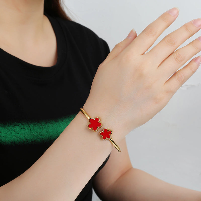 Pulseira Aberta De Flor De Cinco Folhas De Aço Inoxidável Banhada A Ouro