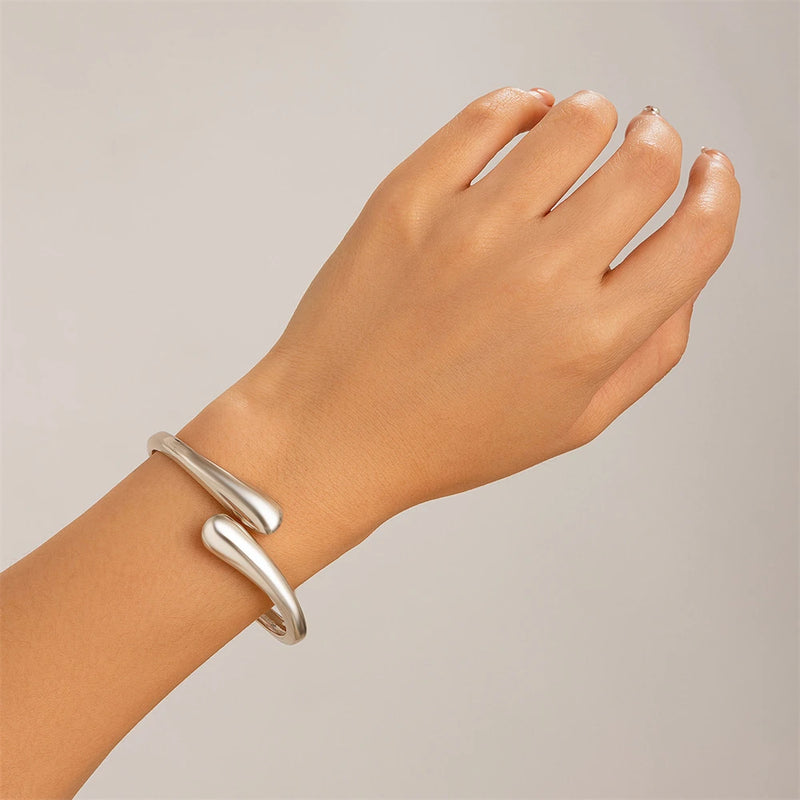 Compre uma Pulseira  Gota D'água e Ganhe um Anel Exclusivo – Elegância em Dobro,Cor Dourada e Prateada...