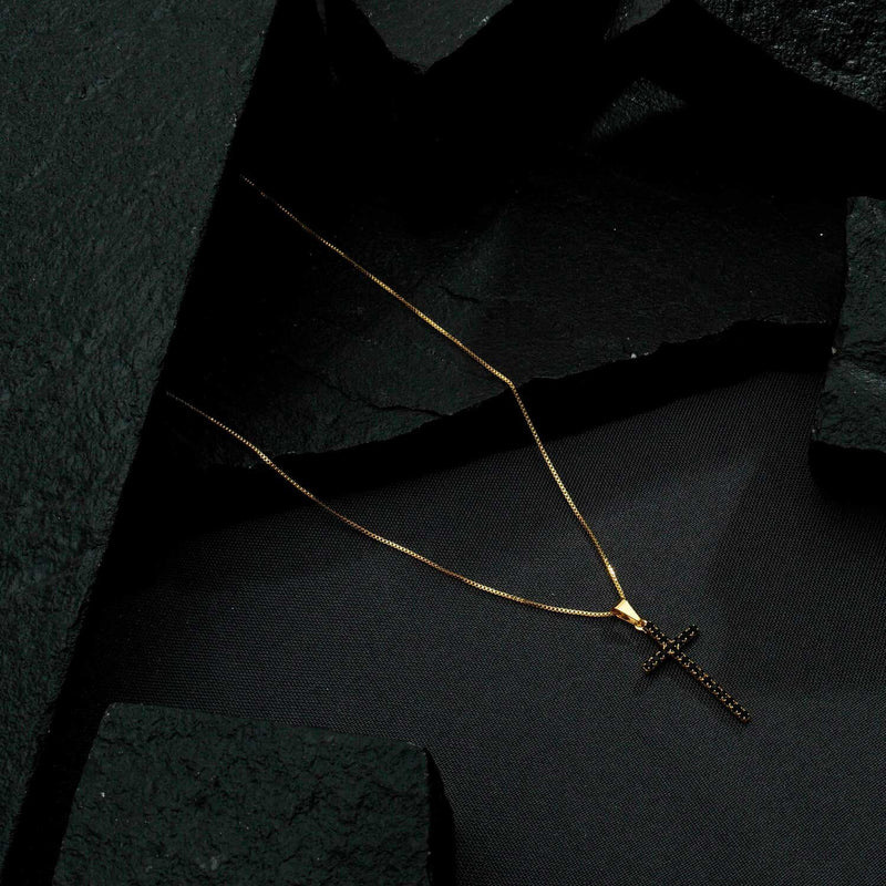Colar Dourado de Cruz Cravejado de Pedra Natural Negra Davyma
